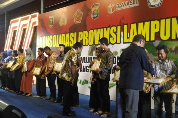 Tangis Sri Wahyuni Istri Istri Ketua KPPS Sungkai di Hadapan Gubernur dan Kapolda Lampung