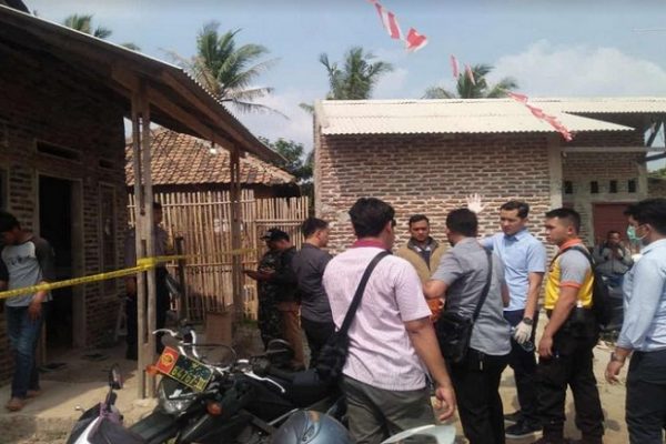 Keluarga Tukang Bangunan Dibantai, Bapak dan Anak Tewas Istri Kritis