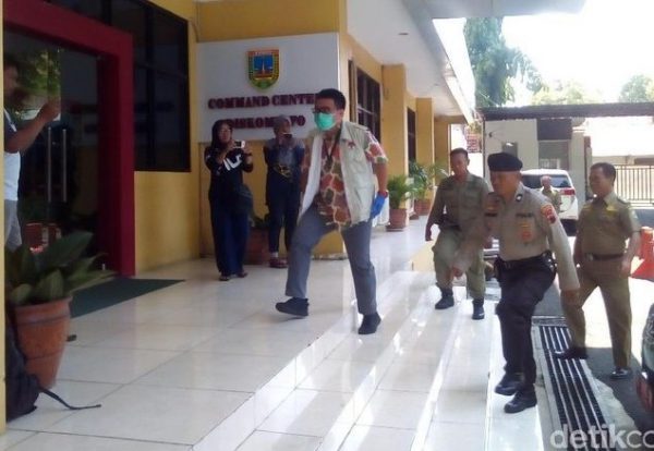 Geledah Ruang Kerja Bupati Agung Ilmu Mangkunegara KPK Bawa Satu Koper dan Dua Tas Ransel Dokumen