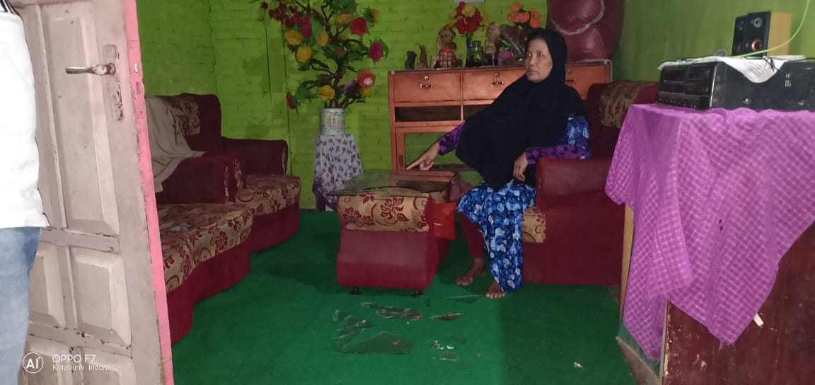 Kesal Tidak Dapat Tagihan ‘Rentenir’ Pecahkan Meja Konsumen