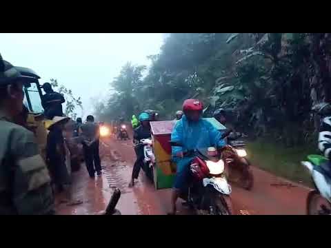 Separuh Jalan Poros Liwa-Sumber Jaya  di Pekon Kubuliku Tertutup Longsor