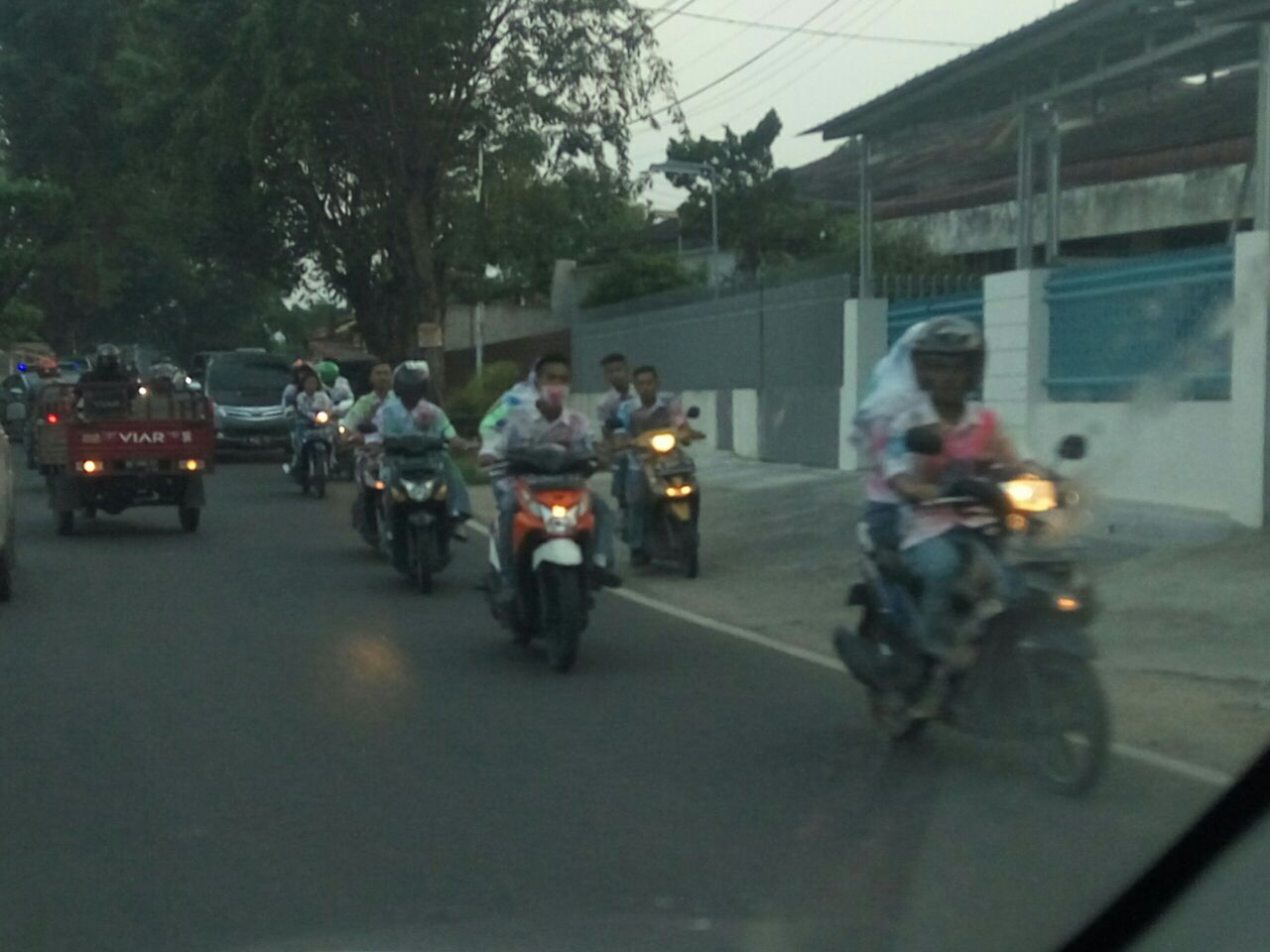 Aksi Coret Coret Kelulusan Pelajar Kucing Kucingan Dengan Pol PP di Lambar