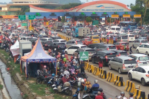 H+5 Pemudik Banjiri Pelabuhan Bakauheni Belasan Orang Pinsan Ngantri Tiket