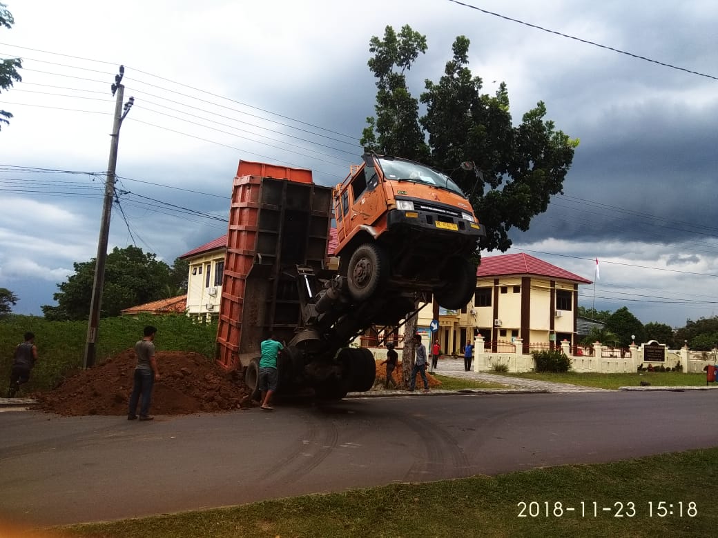 Fuso Dump Truk ‘Jemping’ Saat Hendak Menumpahkan Muatan