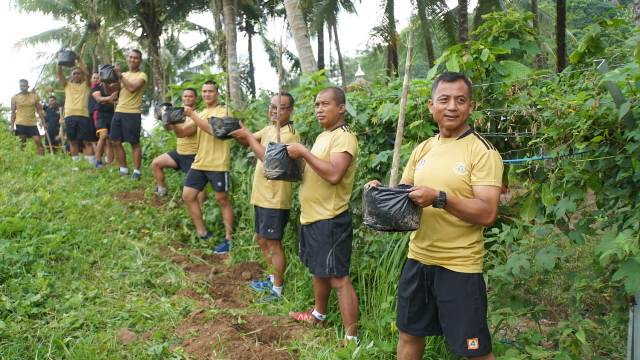 Cegah Erosi, Brigif 4 Marinir/BS Tanam 1000 Pohon Bambu