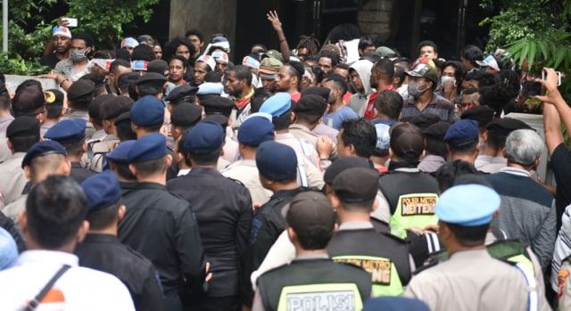 Massa FRI untuk West Papua Diadang Polisi di LBH Jakarta