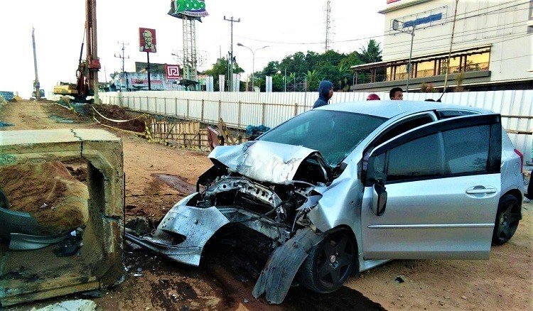 Mobil Yaris Anggota Brimob Hantam Box Beton Pembangunan Underpass