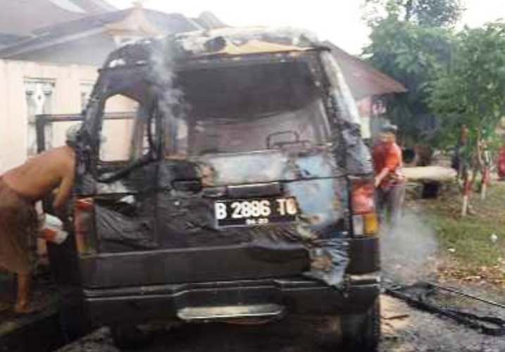 Mobil Terbakar di Samsat Tulangbawang Barat