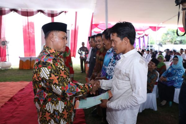 Di Bakauheni, Nanamg Bagikan Ribuan Sertifikat Tanah