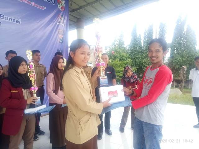 Ini Dia Berita “Melalui Bonsai, Angkat Potensi Daerah” Karya Falentina yang Menjadi Juara