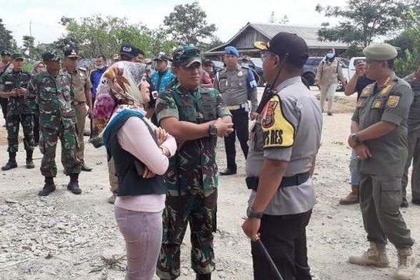 Dikawal Danrem 043/Gatam Kolonel Inf Taufiq Hanafi, Nunik Kunjungi Lokasi Bentrok Register 45 Mesuji