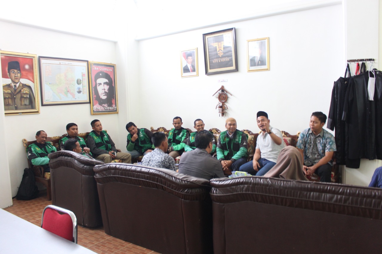 Wahrul Fauzi Berikan Layanan Hukum Gratis Bagi Driver Ojol