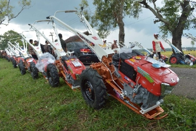 Kelompok Tani Penerima Bantuan Hand Tracktor Lampung Timur “Dipungli” Rp4 Juta