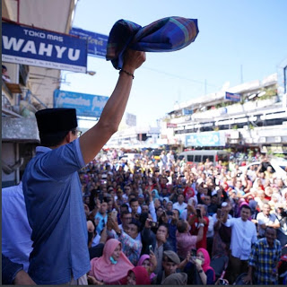 Kampanye di Padang, Sandi Ajak Emak-Emak Nyanyi Lagu Goyang Dua Jari