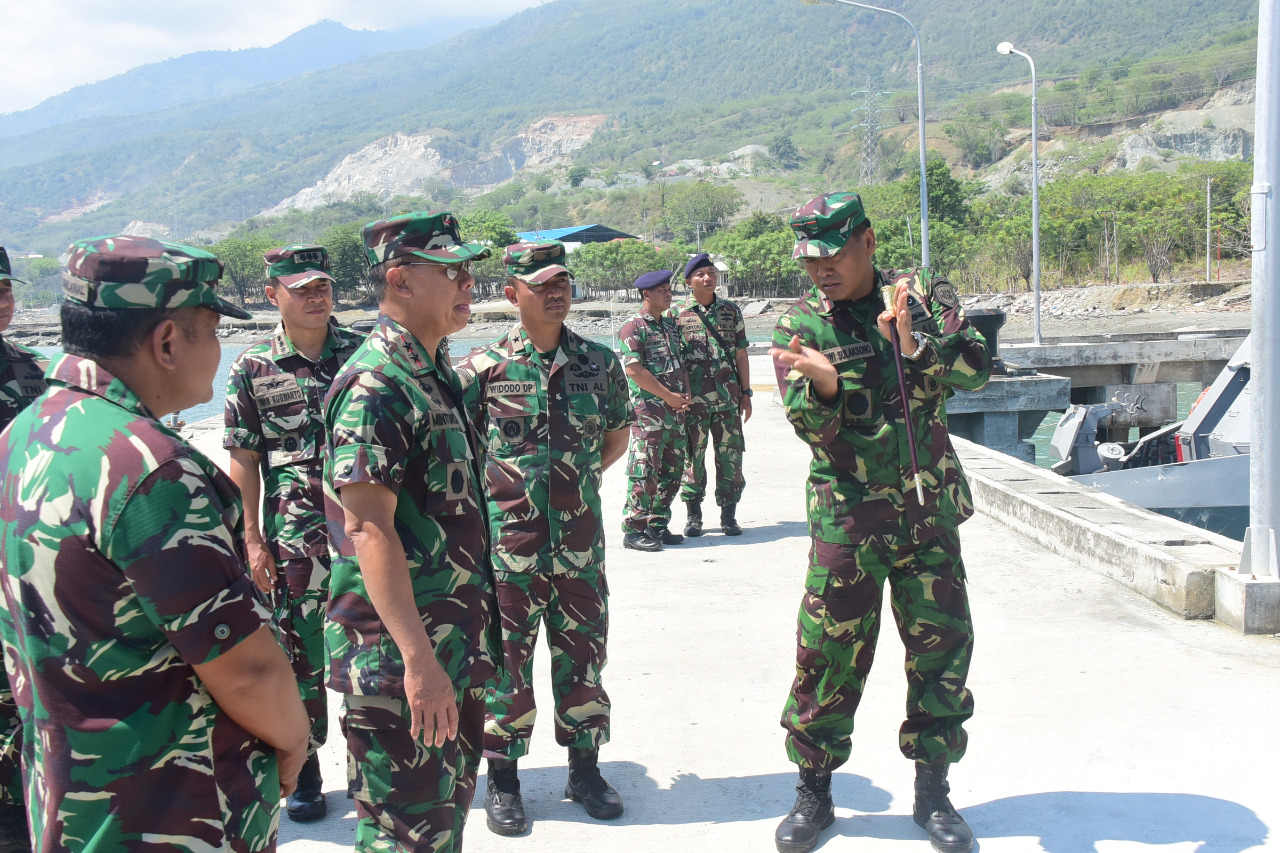 Pangkoarmada II Tinjau Sarana Prasarana Lanal Palu Dampak Gempa dan Tsunami
