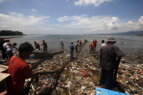 Penuh Limbah Dan Sampah, Tangkapan Ikan Nelayan Payang Sukaraja Menurun Drastis