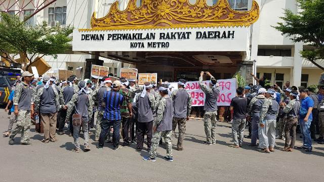 Ratusan Pedagang Taman Kota Metro Demo Wali Kota dan DPRD