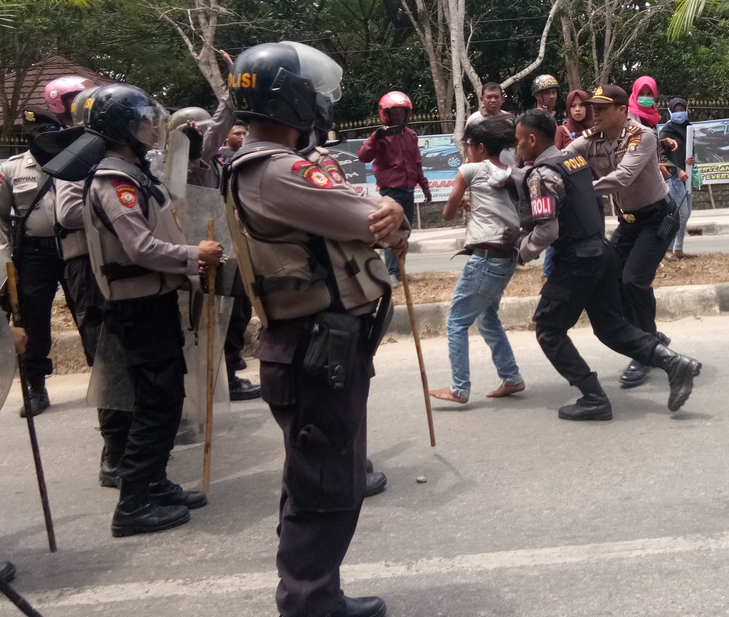 Aksi Tolak Tambang Ilegal Berakhir Ricuh, Pendemo Dipukuli