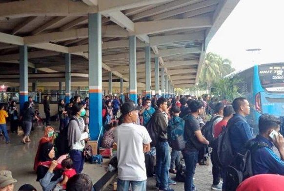 Ribuan Pemudik Terlantar di Pelabuhan Bakauheni, Pemudik Kecewa Hal Terjadi Setiap tahun