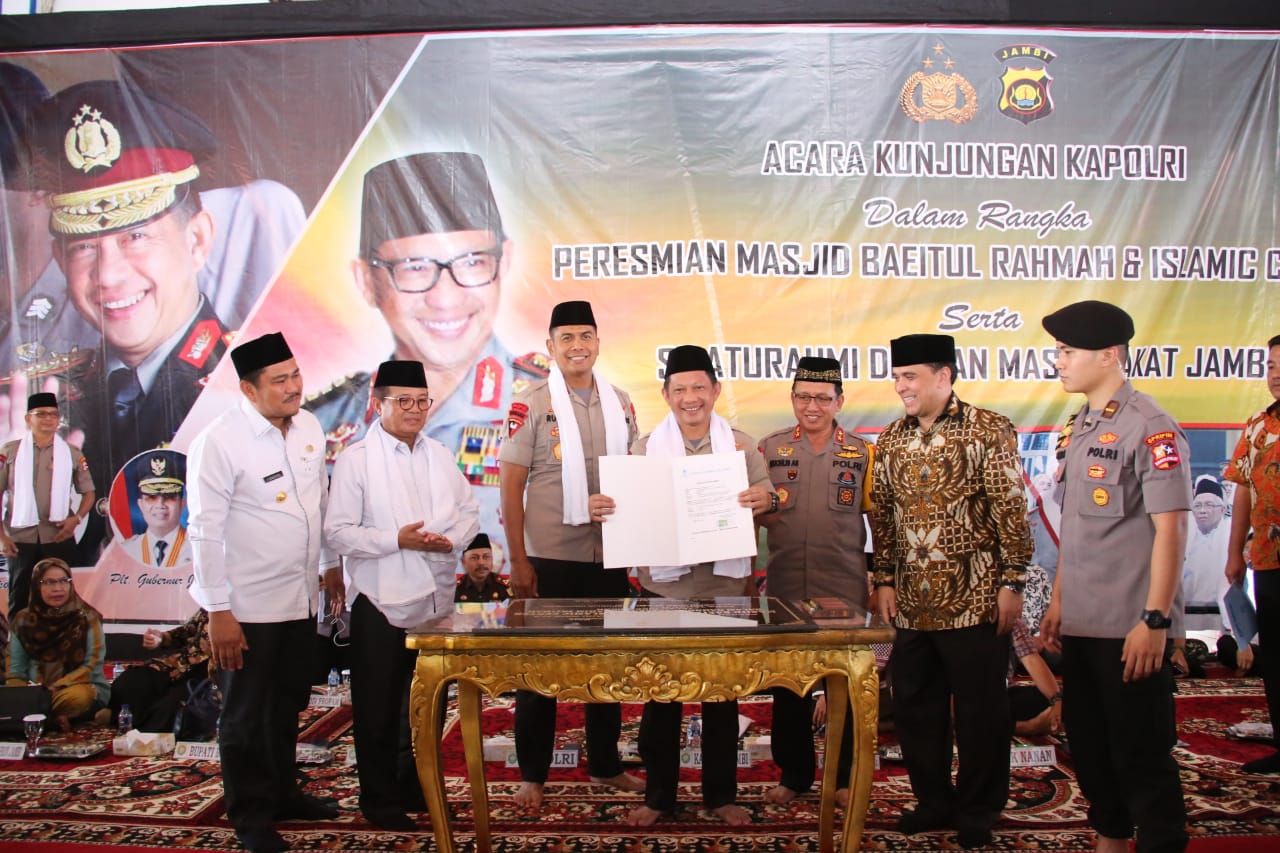 Kapolri Meresmikan Masjid dan Islamic Center di Muara Bungo