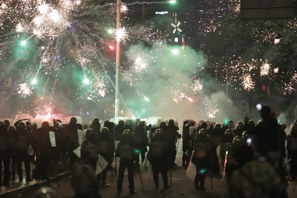 Bentrok Aparat Dengan Pengunjuk Rasa Masih Terjadi, Gedung Bawaslu Terbakar?