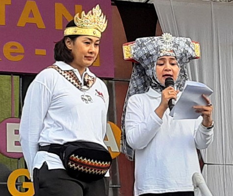 Ibu Riana Sari Arinal dan Ribuan Warga Meriahkan Jalan Sehat Hari Ibu ke-91