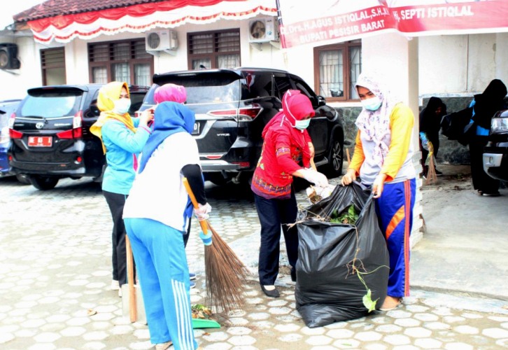 TP PKK Pesibar Bersih-bersih Lingkungan Kantor Pemkab