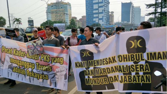 Pasca Bom Surabaya Kantor DPP PKS Didemo Sekelompok Massa