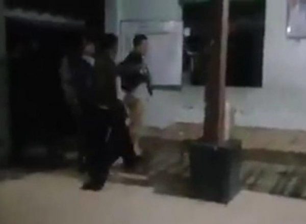 Kepergok Selingkuh Warga Arak Oknum Polisi dan Bidan Desa Keliling Kampung