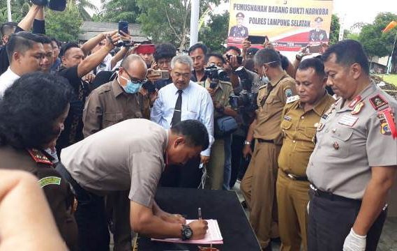 Irjen Pol Purwadi Pimpin Pemusnahan Narkoba Senilai Rp40 Miliar di Lampung Selatan