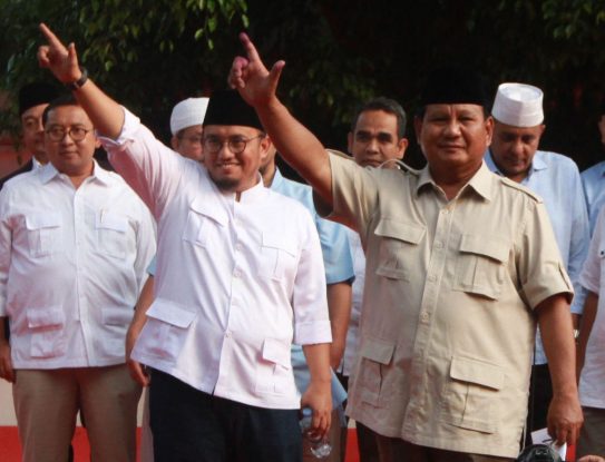 Unggul 62 Persen, Prabowo Sujud Sukur dan Minta Pendukung Tenang, Serta Kawal Kota Suara