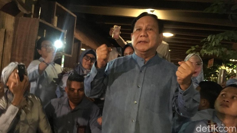 Ulang Tahun Ke-67, Prabowo Sapa Pendukung di Blok M