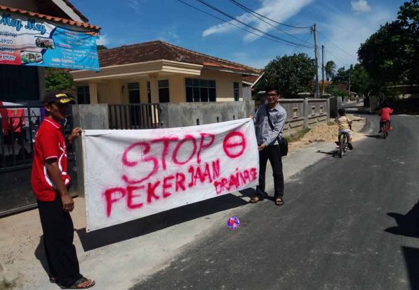 Warga Stop Proyek “Buruk” Peningkatan Kawasan Lingkungan Rp5,4 Miliar