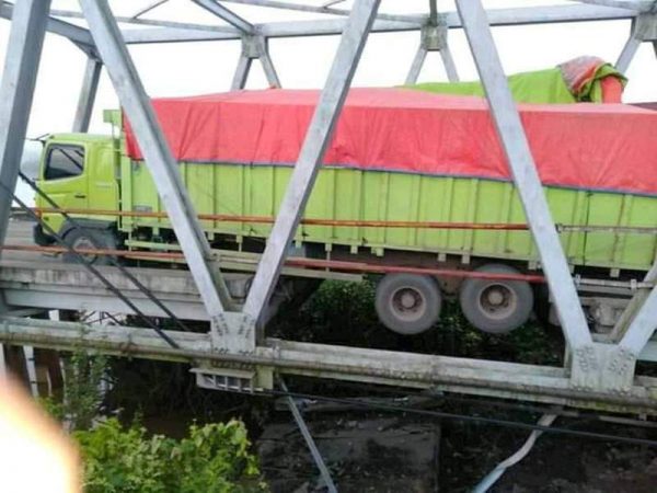 Jembatan Ambrol, Jalur Lampung-Palembang di Jalan Lintas Timur Lumpuh Total