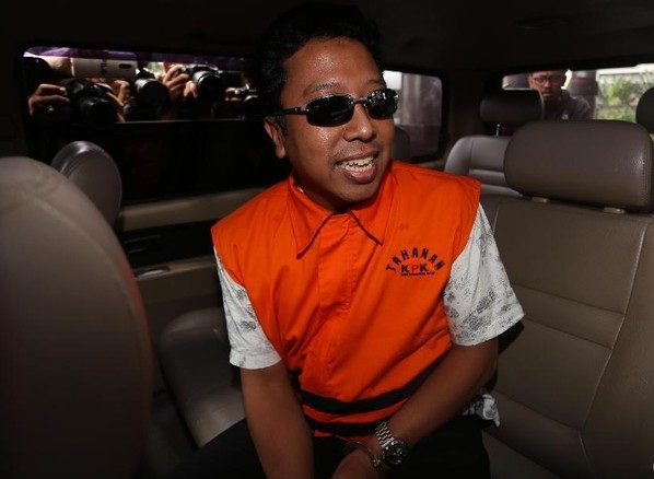 Tangan Diborgol Pake Rompi Orange, Ketua PPP Jadi Tersangka Korupsi dan Ditahan KPK
