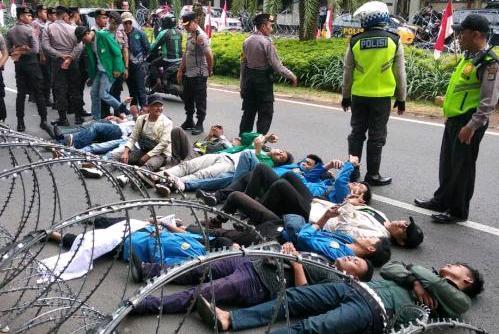 Mahasiswa Demo Tuntut KPU RI Jujur dan Adil, Sempat Ricuh Penyusup Ingin Bubarkan Aksi