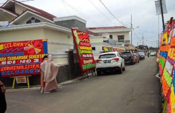 Menang Hitung Quick Count Rumah Agung Kebanjiran Karangan Bunga
