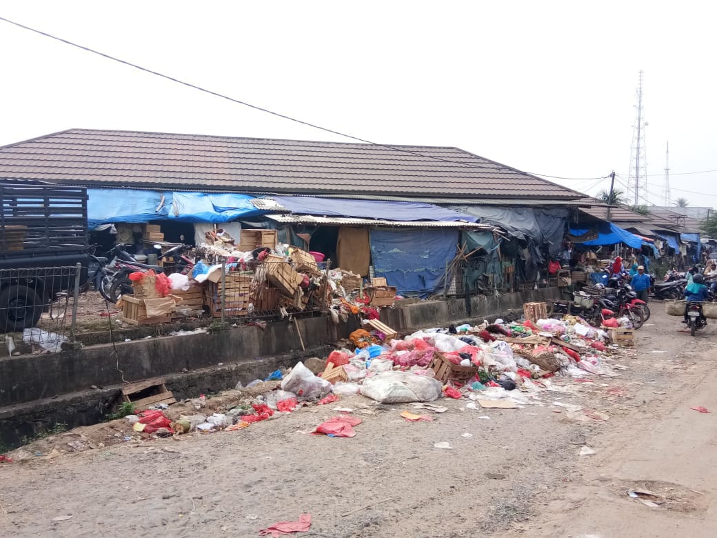 Sampah Berserakan di Pasar Simpang Pematang