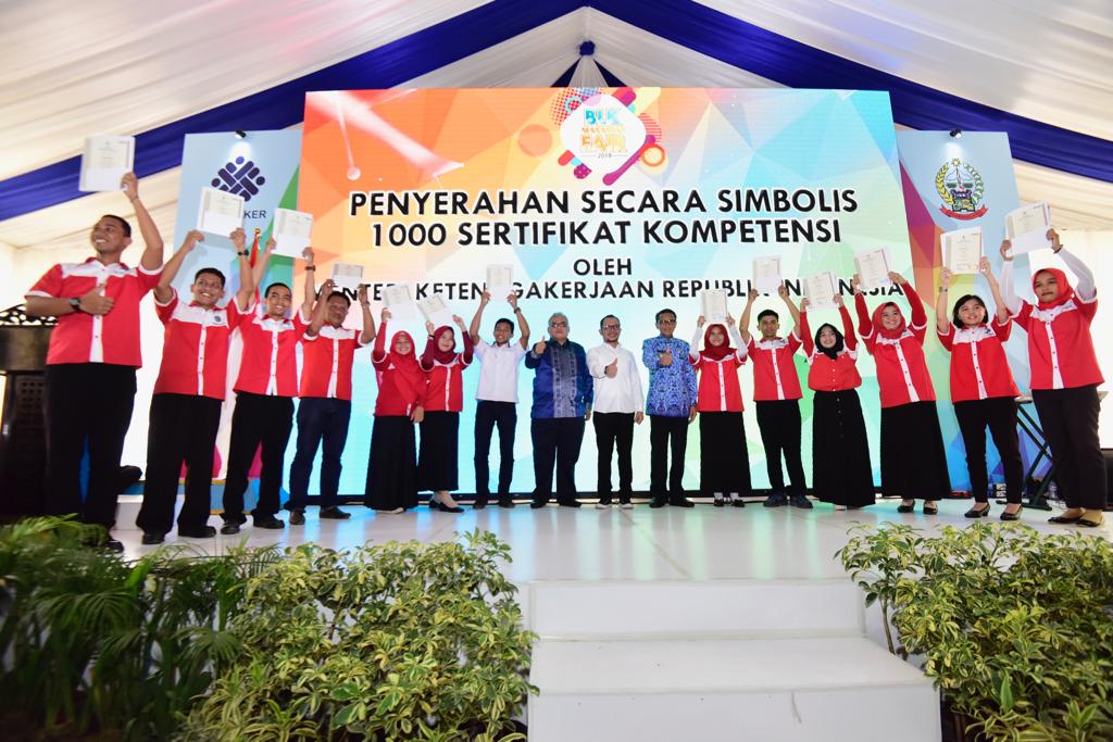 Gubernur Sulsel Bersama Menteri Ketenagakerjaan Serahkan 1000 Sertifikat Kompetensi Siswa BLK Makassar