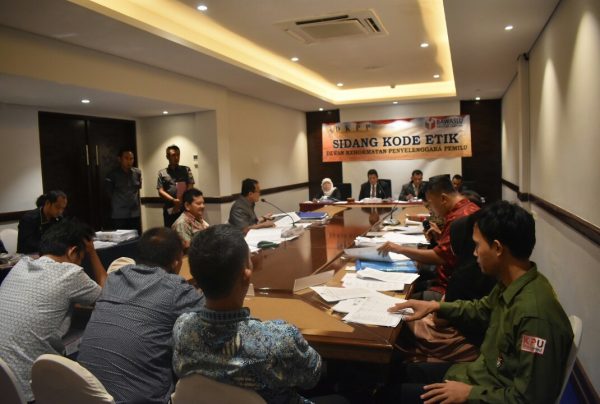 Diduga Terima Uang Dari Caleg, Empat Anggota KPU Pesisir Barat Disidang DKPP