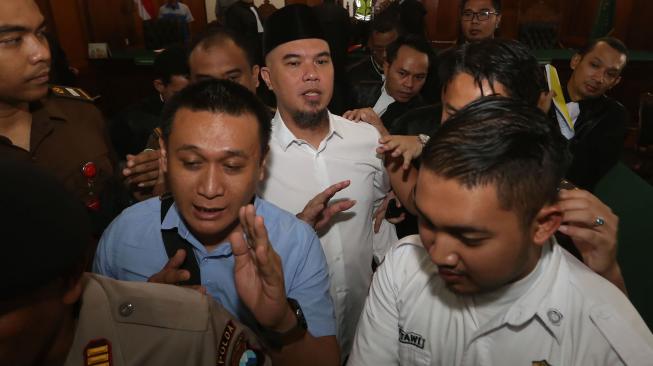 Usai Sidang Kedua Kasus “Idiot” Artis Ahmad Dhani Sempat Ricuh