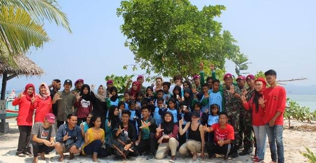 Prajurit Batalyon 9 Marinir Bersama Mahasiwa Unila dan Mahasiswa Asing Memburu Sampah