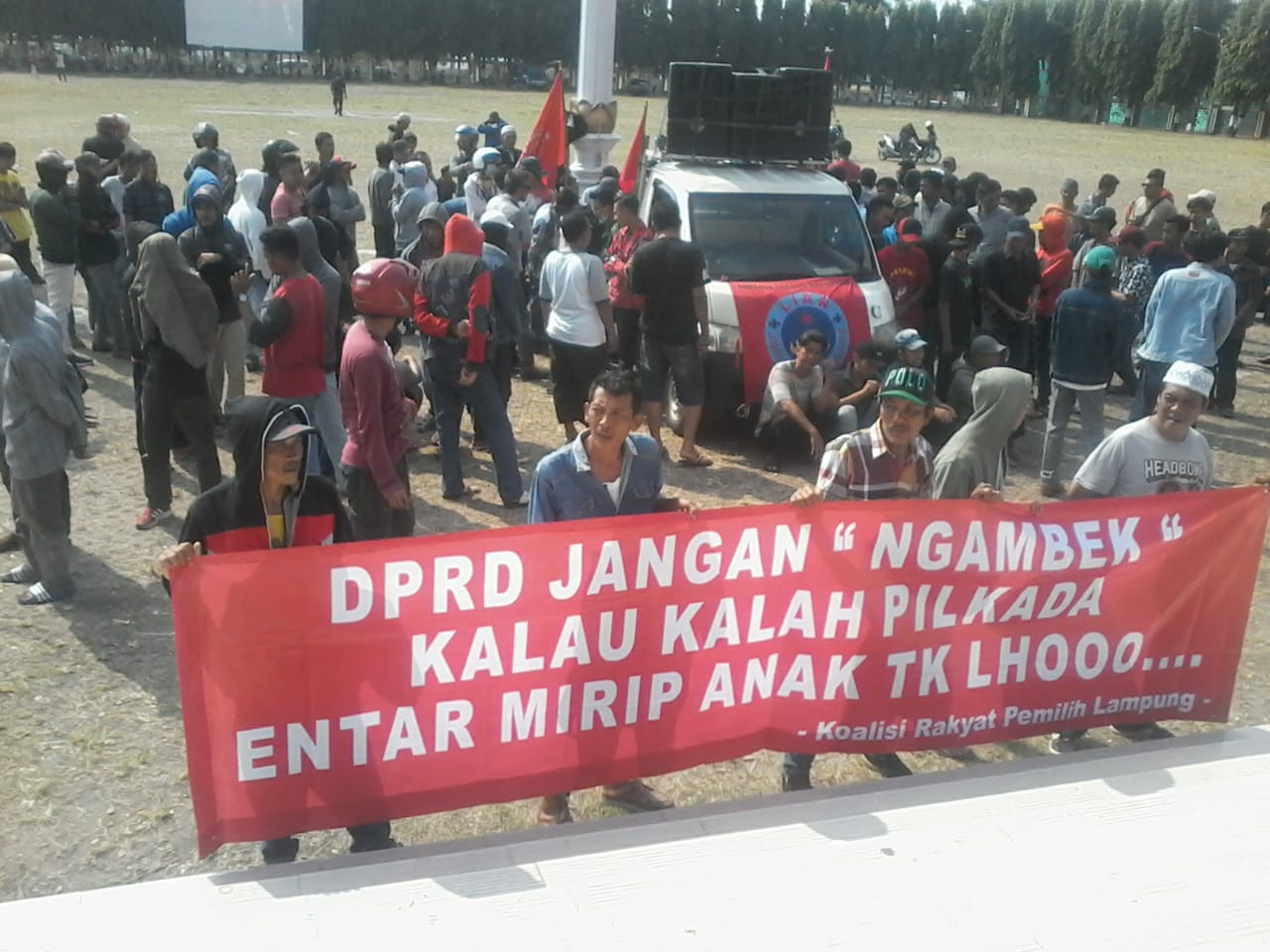 Massa Koalisi Peduli Daerah Tolak Keberadaan Pansus Money Politic di Lampung