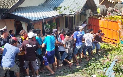Truk Asal Lampung Tengah Terguling di Jember