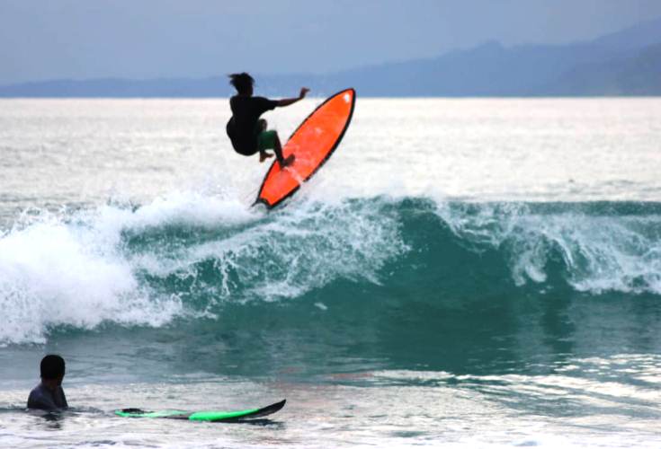 Krui Motret Mengabadikan Sensasi Surfing di Pesisir Barat