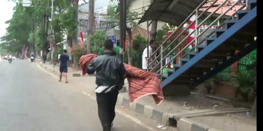 Tak Diberi Ambulan Ayah Korban Bocah Tenggelam Bopong Mayat Anaknya Pulang Jalan Kaki