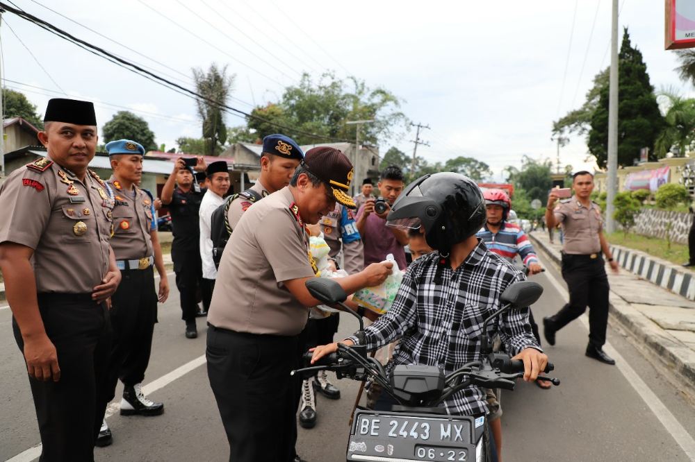 Kapolda Lampung Ikut Bagikan Takjil di Jalan Litas Lampung Barat