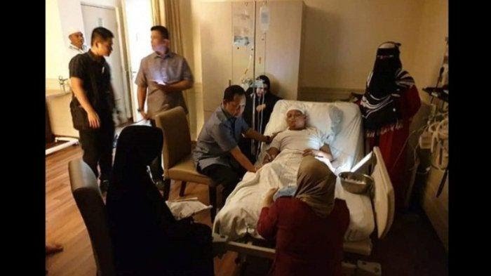 Kapolri Tito Karnavian dan Fadli Zon Jenguk Ustadz Arifin Ilham di RS