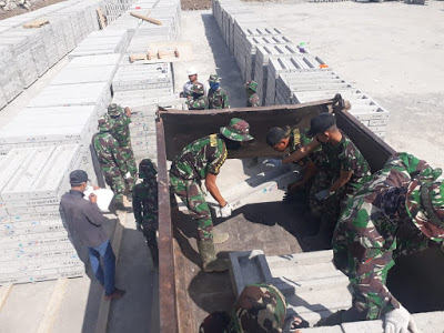 Percepat Pembangunan Rumah Warga di NTB, TNI Bantu Angkut Panel Risha
