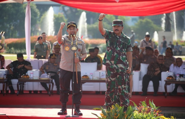 Kapolri dan Panglima TNI Pimpin Apel Gelar Pasukan Operasi Kepolisian Terpusat Mantap Brata 2018